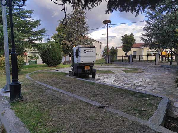 Καθαρισμός της πλατείας και των κεντρικών δρόμων της Καισαρειάς