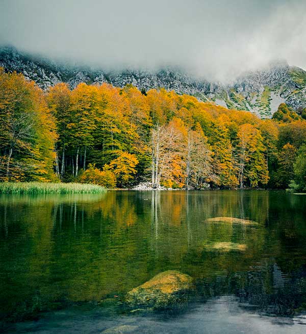 Φωτογραφία της ημέρας: Φθινόπωρο στην λίμνη Μουτσάλια στις Αρρένες του Γράμμου