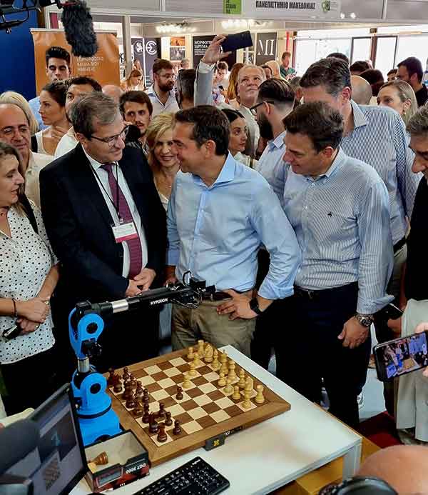 Ο Αλέξης Τσίπρας στο περίπτερο του Πανεπιστημίου Δυτικής Μακεδονίας