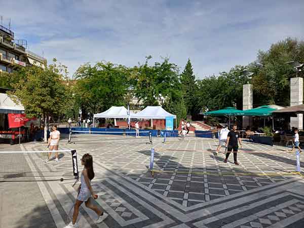 Βγήκαν οι …ρακέτες στην πλατεία της Πτολεμαΐδας – Έπαιξαν και διασκέδασαν με φόντο τα φιλέ, μικροί και μεγάλοι