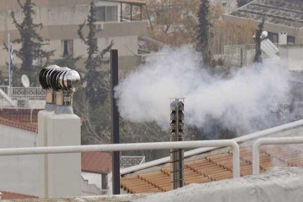 Άναψαν σόμπες και τζάκια στην Καστοριά
