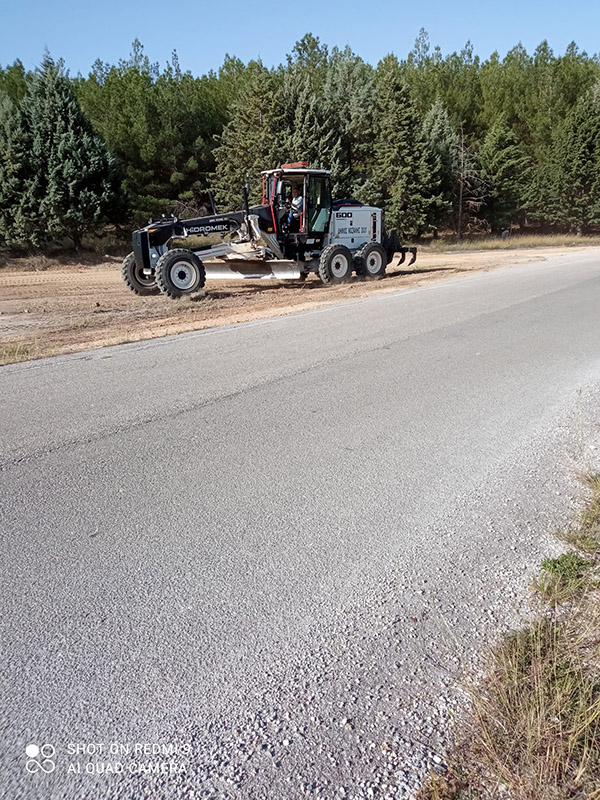 Καθαρισμός δρόμου με γκρέϊντερ στη Νέα Χαραυγή