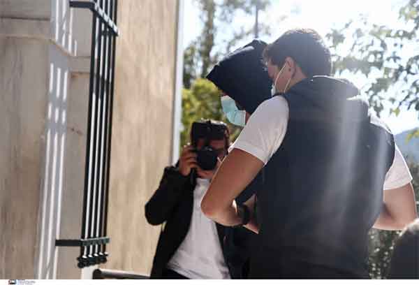 Βιασμός 12χρονης: Βίντεο από τη μεταφορά του 53χρονου στις φυλακές Γρεβενών