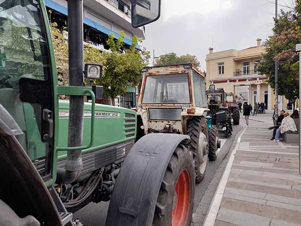 Οι αγρότες του Δρεπάνου διαμαρτύρονται με τα τρακτέρ τους -Λάζαρος Μαλούτας: Ασχολούμαστε με την επένδυση γιατί μας ενδιαφέρει το καλό των πολλών