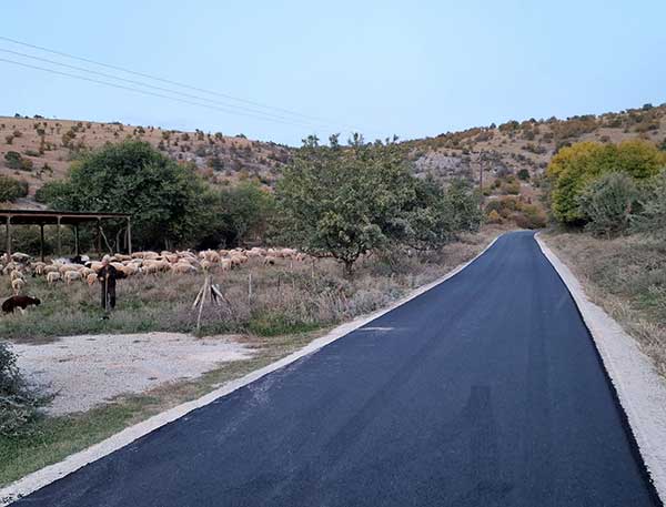Ασφαλτοστρώσεις σε επιχειρήσεις και κτηνοτροφικές μονάδες στην Άρδασσα Κοζάνης