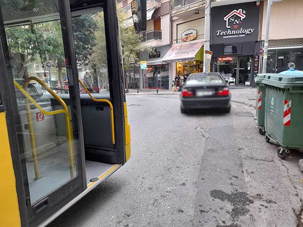 Ολιγόλεπτη καθυστέρηση στην Παύλου Χαρίση- Αστικό δεν περνούσε λόγω σταθμευμένου Ι.Χ.