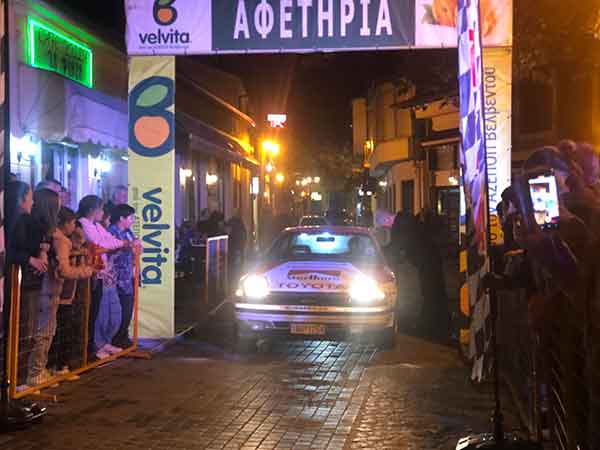 5η δεξιοτεχνία αυτοκινήτων: Πραγματοποιήθηκε χθες Σάββατο η παρουσίαση των οδηγών και των αγωνιστικών αυτοκινήτων τους, στην κεντρική πλατεία του Βελβεντού