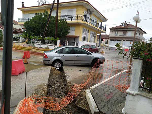 Αυτοκίνητο έπεσε μέσα σε υπό κατασκευή αγωγό φυσικού αερίου στον Περδίκκα