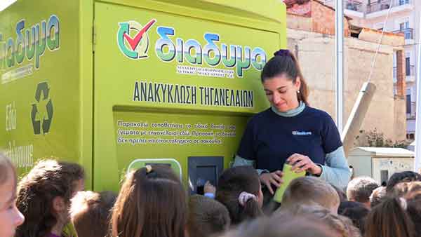 Δήμος Γρεβενών: Ξεκίνησε η ανακύκλωση τηγανέλαιων στην πόλη μας σε συνεργασία με τη ΔΙΑΔΥΜΑ (Βίντεο – Φωτογραφίες)