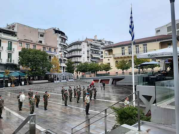 Η έπαρση της σημαίας και η ανάκρουση του εθνικού ύμνου