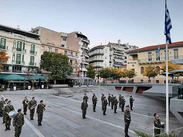 Η έπαρση της σημαίας στην κεντρική πλατεία της Κοζάνης και η ανάκρουση του εθνικού ύμνου