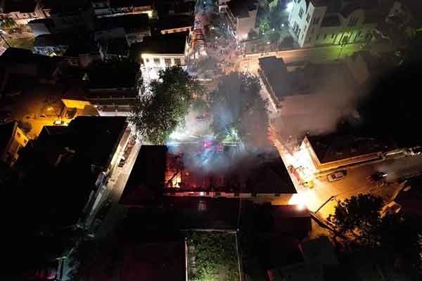 Eordaialive.com - Τα Νέα της Πτολεμαΐδας, Εορδαίας, Κοζάνης Κάηκε το ιστορικό δημαρχείο των Σερβίων