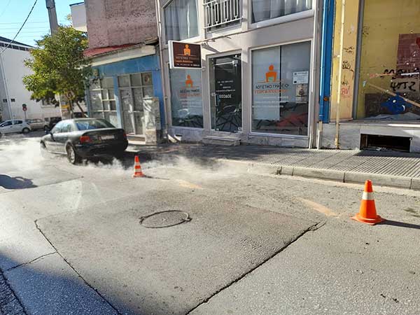 Διαρροή της τηλεθέρμανσης στην οδό Βενιζέλου της Κοζάνης