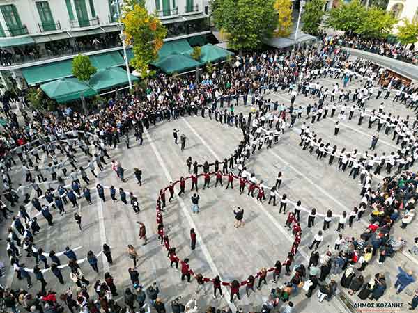 Η μαθητική παρέλαση και οι «Χοροί των αλησμόνητων πατρίδων» στην κεντρική πλατεία από ψηλά