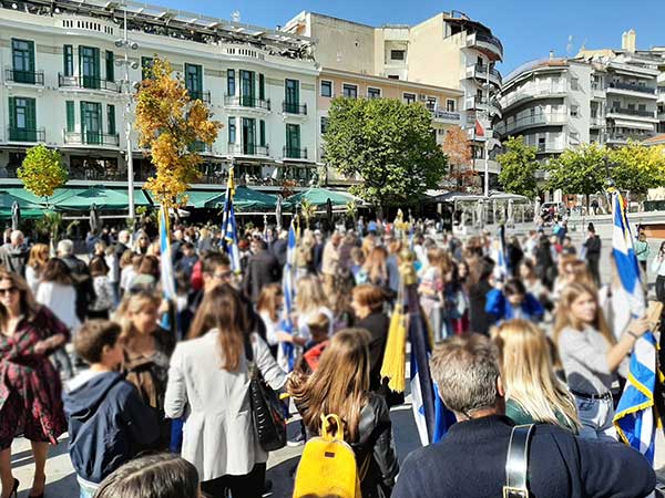 Στην κεντρική πλατεία της Κοζάνης μετά την απότιση φόρου τιμής από μαθητές για την 28η Οκτωβρίου