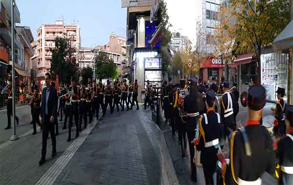 Θούριοι και εμβατήρια από την Πανδώρα στους δρόμους της Κοζάνης