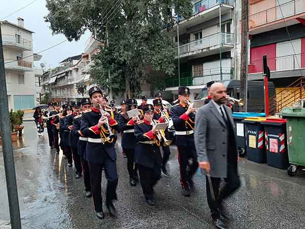 Η παιάνιση του εωθινού από την Πανδώρα υπό βροχή
