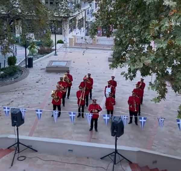H έπαρση της σημαίας, στην κεντρική πλατεία Σερβίων