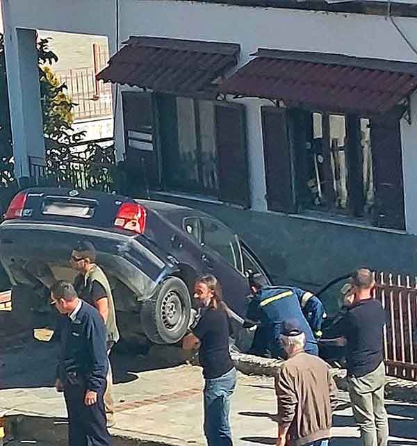 Καστοριά: Τροχαίο ατύχημα στην Γράμμου – Αυτοκίνητο έπεσε σε παιδικό σταθμό