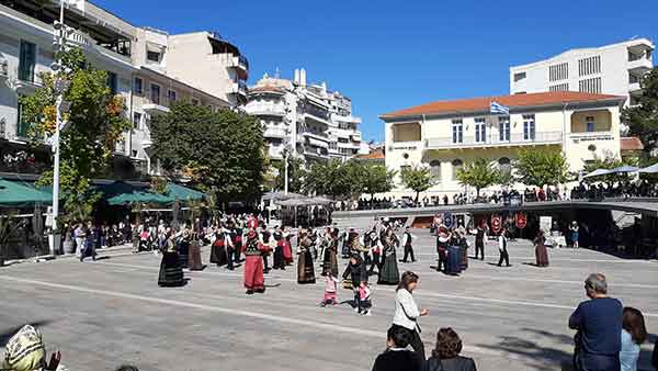 Παρουσίαση χορευτικών από όλη τη Μ.Ασία, τον Πόντο, την Ανατ. Θράκη, την Καππαδοκία και την Μακεδονία στην κεντρική πλατεία Κοζάνης