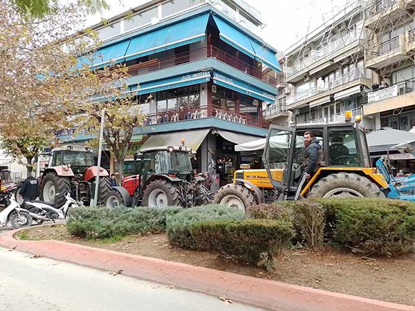 Τα τρακτέρ των αγροτών και μηλοπαραγωγών στο κέντρο της Πτολεμαΐδας