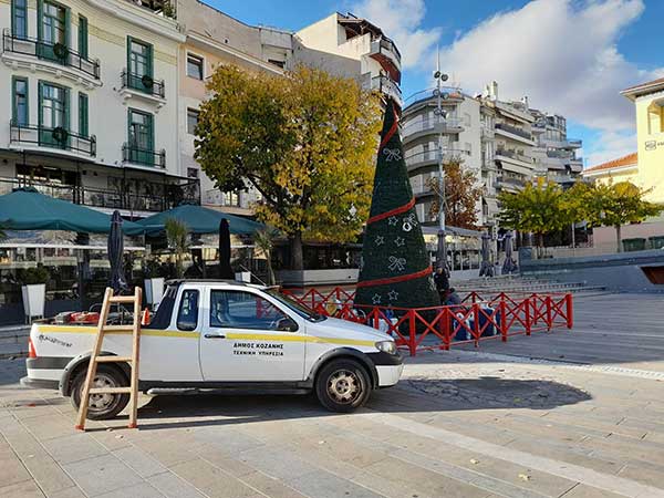 Τοποθετείται το χριστουγεννιάτικο δέντρο στην πλατεία της Κοζάνης