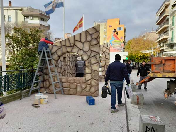 Στήνεται η φάτνη στην πλατεία της Κοζάνης, ετοιμάζεται το ζαχαρένιο σπίτι των ξωτικών
