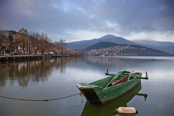 Καστοριανά καράβια: Τα ζωντανά κινητά μνημεία της λίμνης της Καστοριάς