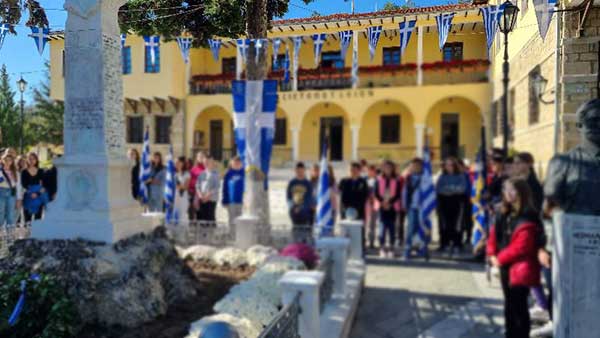 Σιάτιστα: Η κατάθεση στεφάνων από τα σχολεία για την 4η Νοεμβρίου