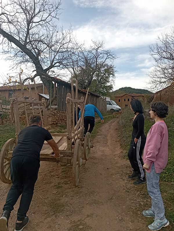 Μια παρέα κινηματογραφόφιλων στα εγκαταλελειμμένα χωριά της Καστοριάς για γυρίσματα