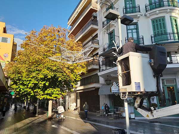 Τοποθετείται ο χριστουγεννιάτικος διάκοσμος στον κεντρικό πεζόδρομο της πόλης