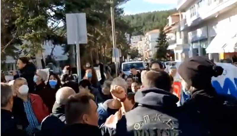 Με αποδοκιμασίες υποδέχτηκαν τον Υπουργό Υγείας Θάνο Πλεύρη οι εργαζόμενοι του Μαμάτσειου