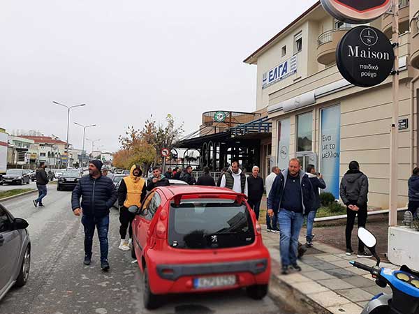 Αυτοκινητοπομπή των μηλοπαραγωγών του Βερμίου επί της Καραμανλή στο ύψος του ΕΛΓΑ