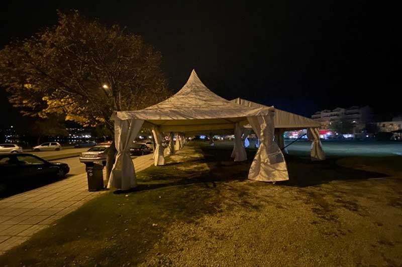 Στήνεται το παγοδρόμιο στην Καστοριά