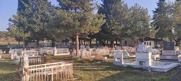 Κλαδέματα και καθαρισμός στα μνήματα Πετρανών