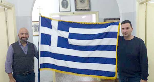 Δωρεά σημαίας στην Πανδώρα από την Ιερά Μητρόπολη Σερβίων και Κοζάνης