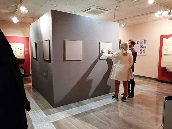 Με επιτυχία πραγματοποιήθηκαν τα εγκαίνια της εικαστικής έκθεσης του Δημήτρη Καπετάνου με τίτλο “braille”
