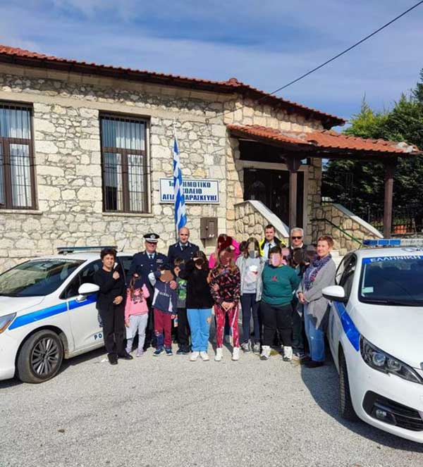 Ο Διοικητής και προσωπικό του Τμήματος Τροχαίας Εορδαίας βρέθηκαν σε σχολείο της πρωτοβάθμιας εκπαίδευσης της πόλης της Πτολεμαΐδας