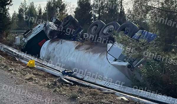 Κλειστή η Εθνική Οδός από την ανατροπή βυτιοφόρου έξω από τη Λάρισα – Μεγάλη επιχείρηση της Πυροσβεστικής