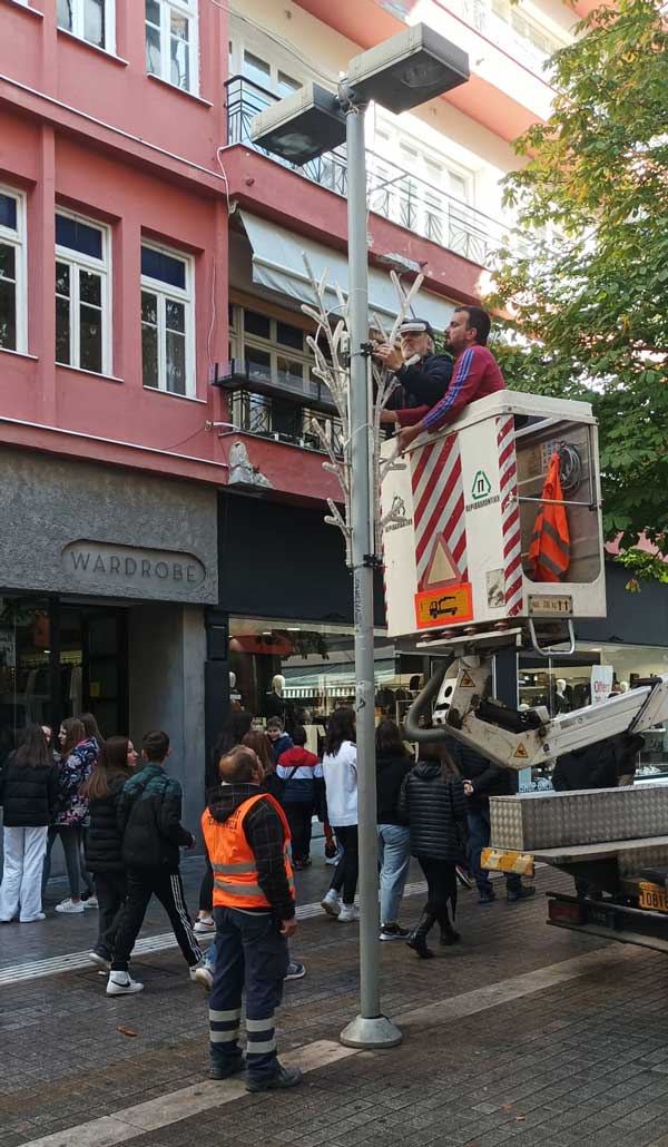 Κοζάνη: Συνεχίζεται ο χριστουγεννιάτικος στολισμός – Σύντομη διακοπή κυκλοφορίας σε οδούς του κέντρου την Κυριακή
