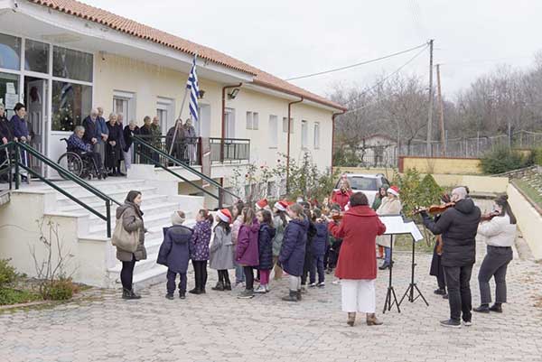 Μαθητές και δάσκαλοι του 8ου Δημοτικού Σχολείου Κοζάνης “μοίρασαν” αγάπη στο Γηροκομείο Κοζάνης