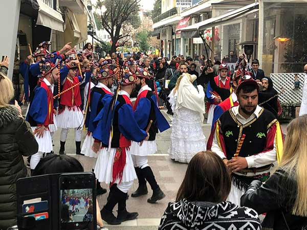 Πτολεμαΐδα:Εντυπωσίασαν τα Μωμογέρια με το παραδοσιακό ποντιακό δρώμενο Κοτσαμάνια!