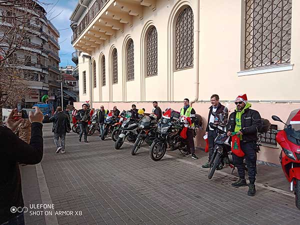Μέλη του Ο.ΔΙ.ΚΟ.Κοζάνης ντυμένοι Άη Βασίληδες έφτασαν στην πλατεία και μοίρασαν  δώρα