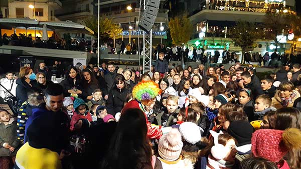 Παιχνίδια με εμψυχωτή κλόουν στην κεντρική πλατεία της Κοζάνης
