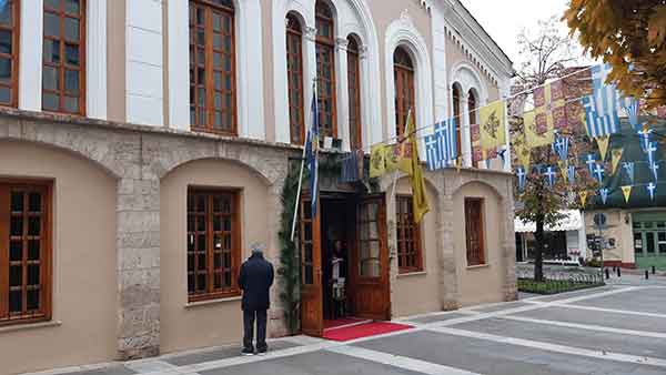 Τα συγχαρητήρια του παπά-Δημήτρη από τον Άγιο Νικόλαο στη δημοτική αρχή