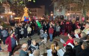 Φωταγωγήθηκε το χριστουγεννιάτικο δέντρο στα Σέρβια