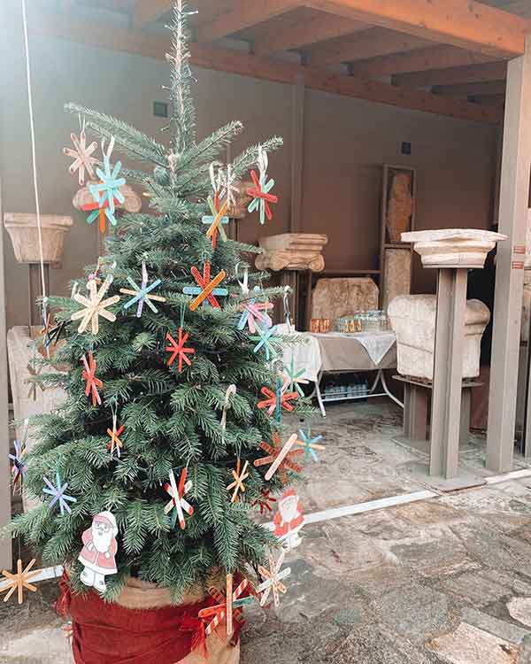 Στολίστηκε και φέτος το χριστουγεννιάτικο δέντρο της Αρχαιολογικής Συλλογής Κοζάνης