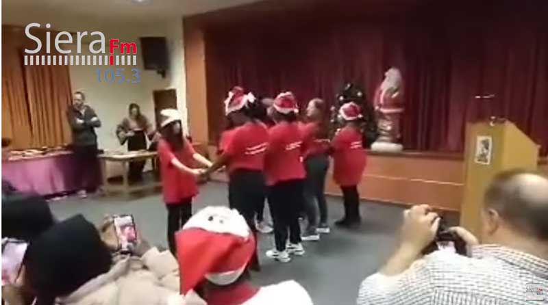 Πεντάλοφος: Τα κορίτσια της δομής συμμετείχαν στη γιορτή για το άναμμα του χριστουγεννιάτικου δέντρου (video)
