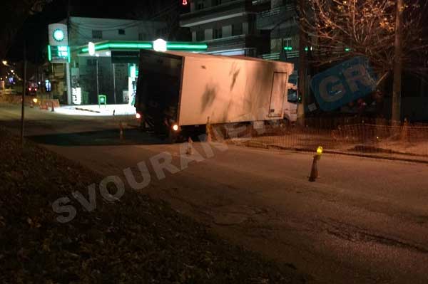 Φορτηγό «έπεσε» στα έργα φ.α. στην Καστοριά