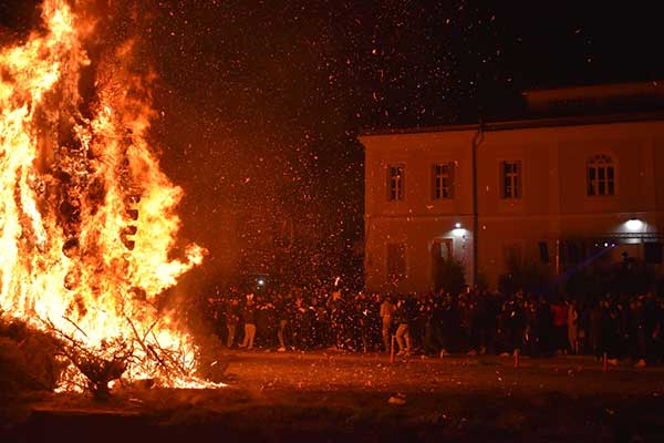 Χιλιάδες κάτοικοι και επισκέπτες συμμετείχαν στο άναμμα των Φωτιών της Φλώρινας